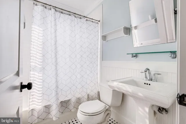 $2,000 | 922 South Washington Street, Unit 306, Alexandria, VA 22314