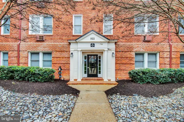 $2,000 | 922 South Washington Street, Unit 306, Alexandria, VA 22314