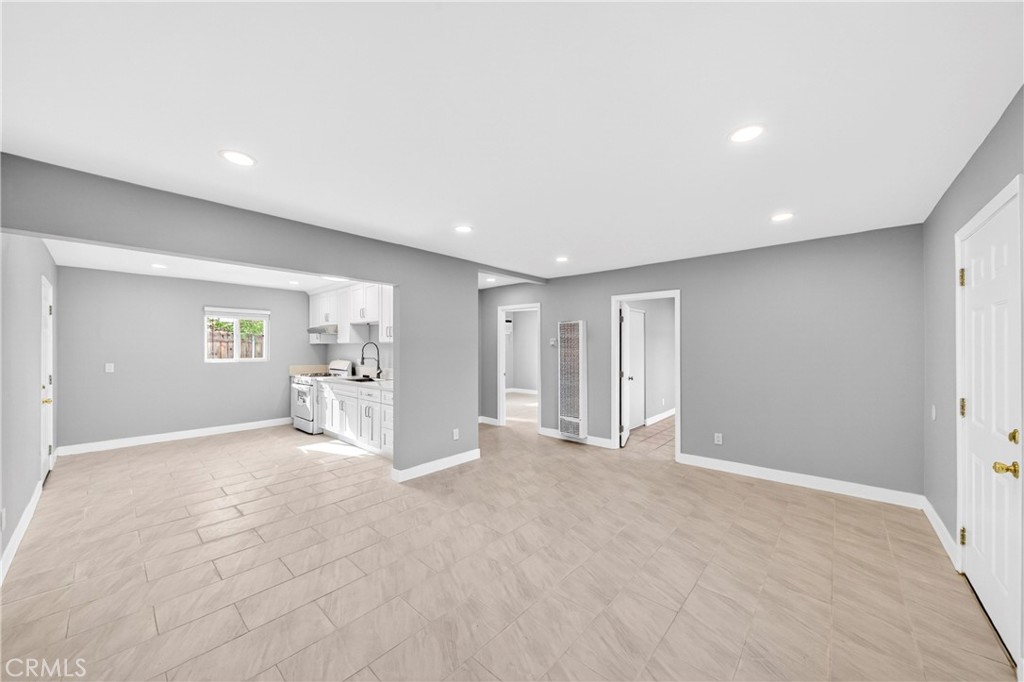 2643 Tenth Street Riverside, CA 92507 - Photo 22 of 40 Living Room