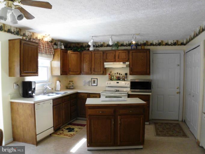 208 Alpine Meadow Road Winchester, VA 22602 - Photo 3 of 12 Kitchen