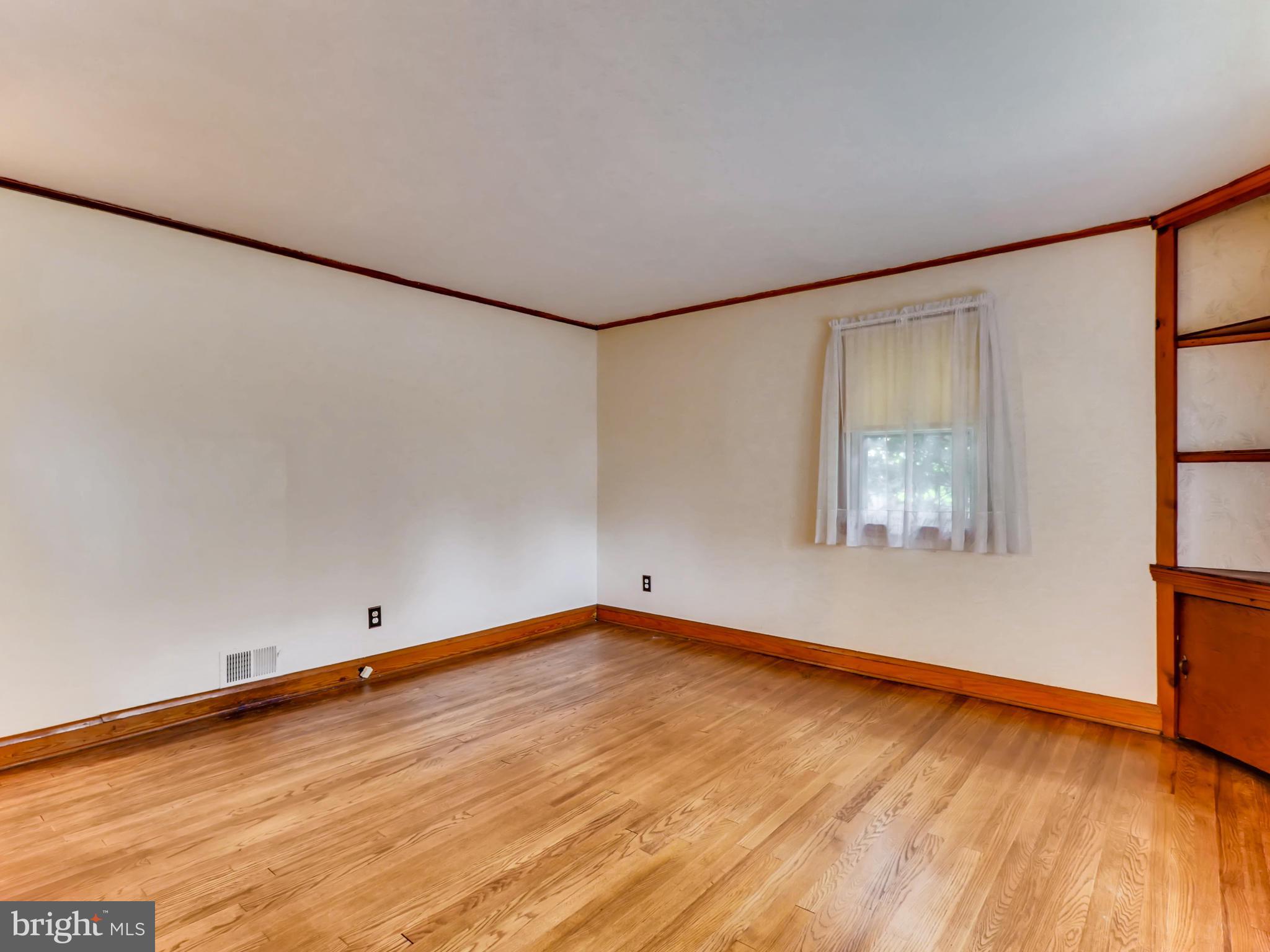 4 A Northship Road Baltimore, MD 21222 - Photo 7 of 28 Living Room