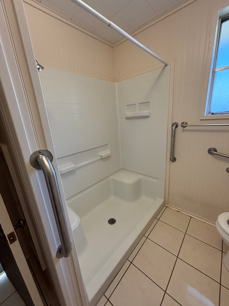 306 South Broadway Street Rocksprings, TX 78880 - Photo 14 of 23 a bathroom with a tub