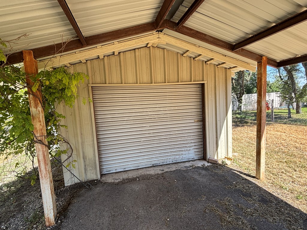 306 South Broadway Street Rocksprings, TX 78880 - Photo 4 of 23 a view of a garage