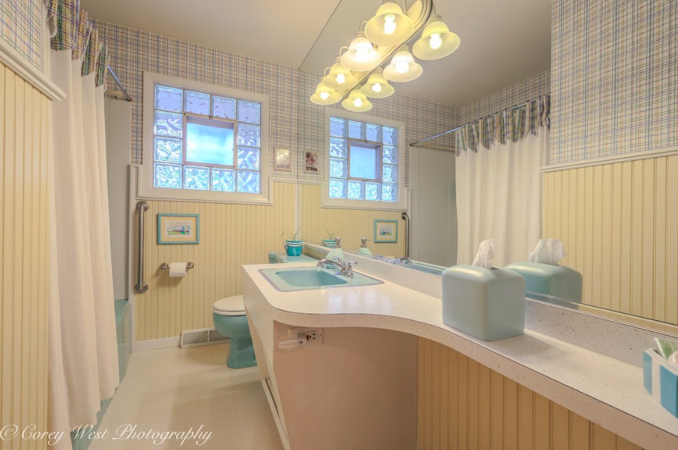 14028 Nichols Road Hebron, IL 60034 - Photo 25 of 94 a bathroom with a sink a toilet and tub