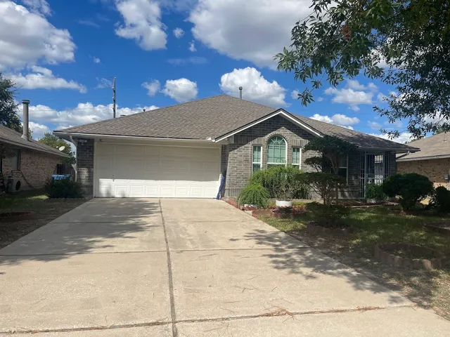 a view of a house with a yard and garage