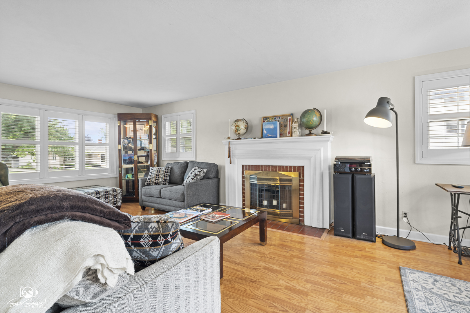 515 Cornelia Street Joliet, IL 60435 - Photo 13 of 28 a living room with furniture and a fireplace