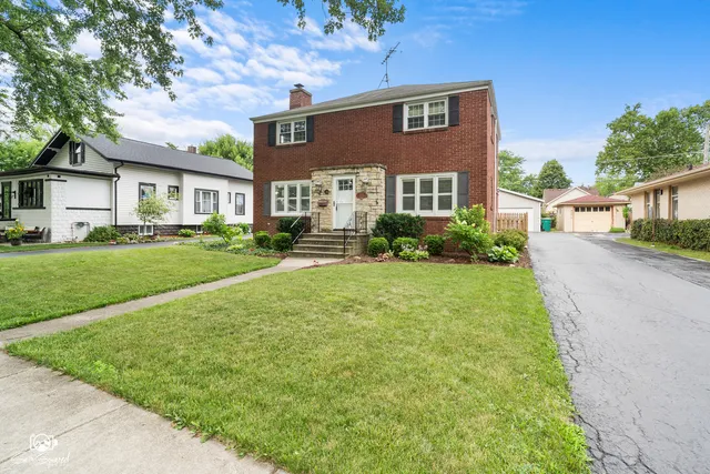 a view of a yard in front of a house