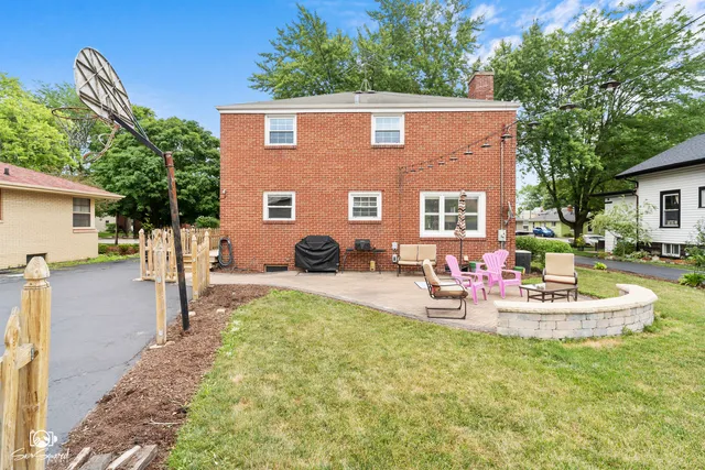 a view of a house with backyard and sitting area