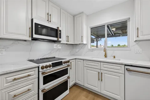 $399,900 | 6497 Cape Hatteras Way Northeast, Unit 3, St. Petersburg, FL 33702