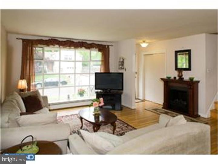 300 Heathcliffe Road Abington, PA 19006 - Photo 3 of 17 Living Room