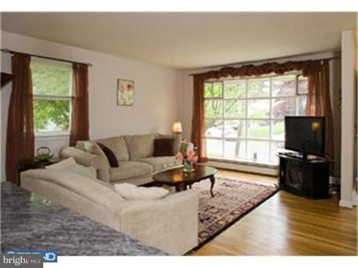 300 Heathcliffe Road Abington, PA 19006 - Photo 4 of 17 Living Room