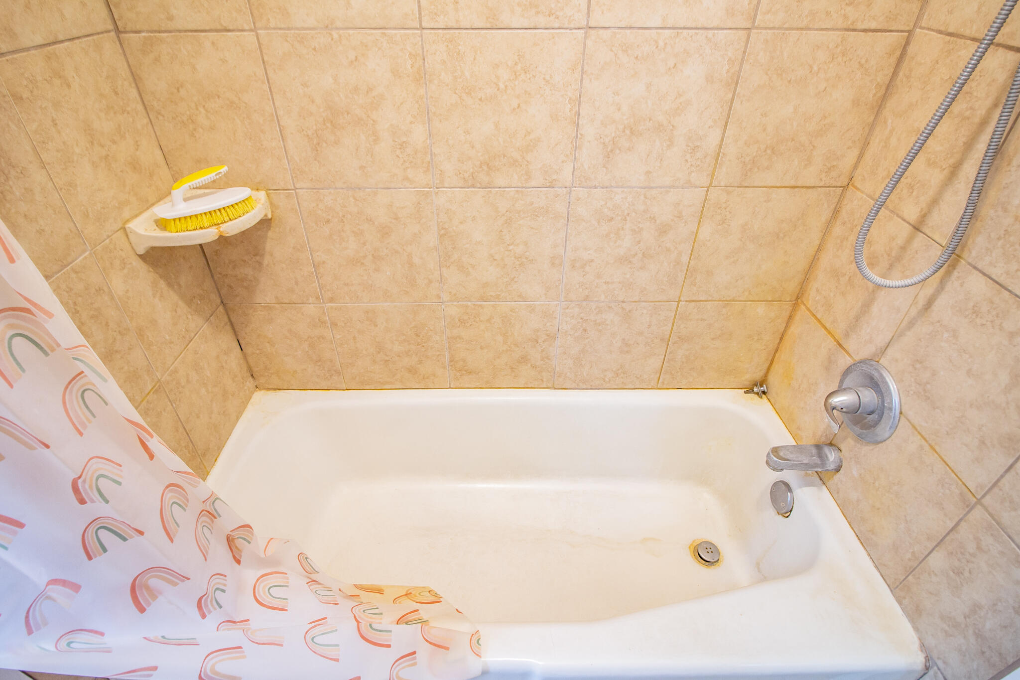 105 J B Avenue Floydada, TX 79235 - Photo 15 of 20 a bathroom with a bathtub