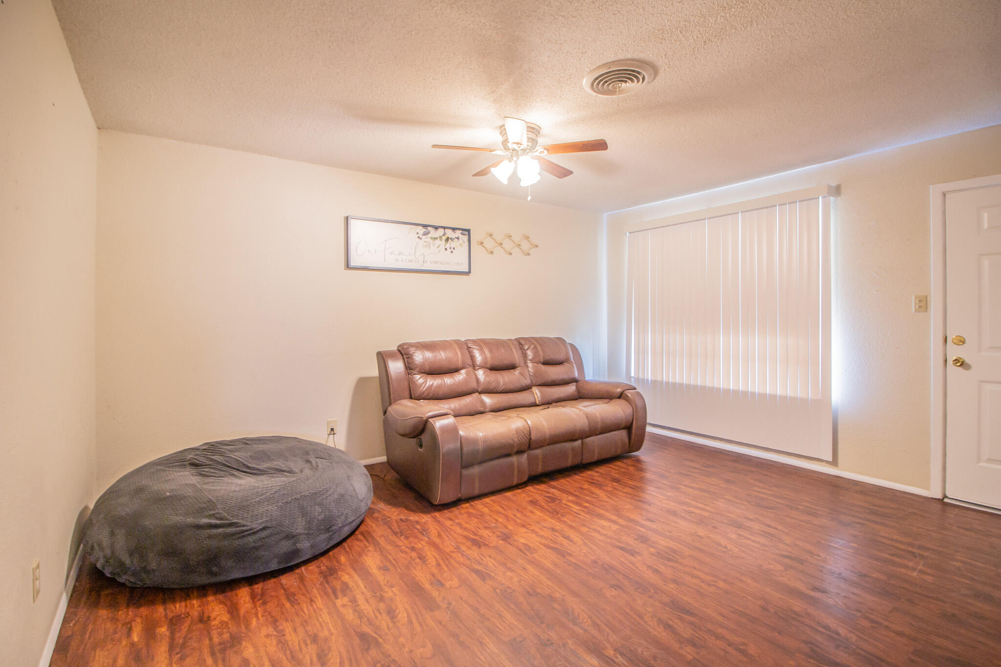 105 J B Avenue Floydada, TX 79235 - Photo 4 of 20 a living room with furniture and a window
