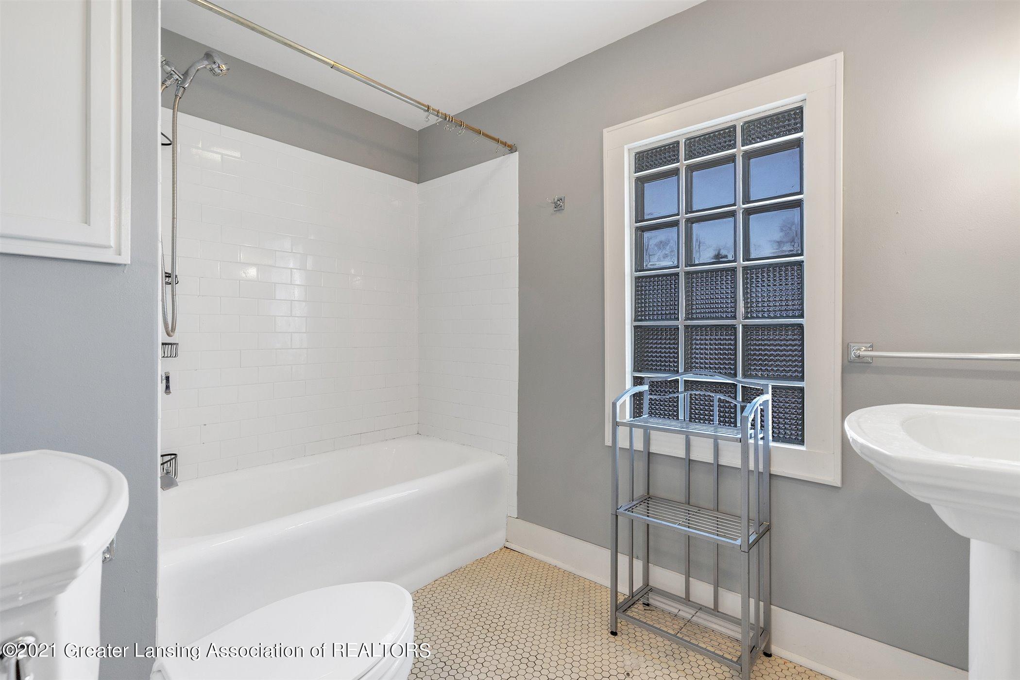 1515 Osborn Road Lansing, MI 48915 - Photo 28 of 32 Full Bath