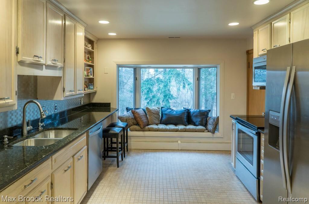 1955 Squirrel Road Bloomfield Hills, MI 48304 - Photo 11 of 36 038_DSC1998 (2).jpg