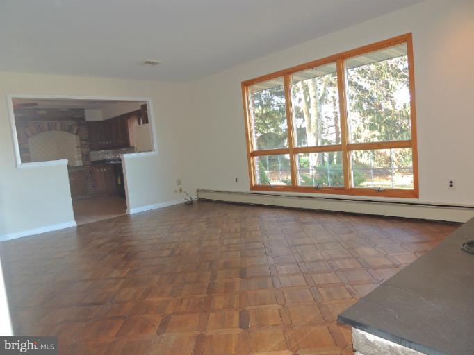 2912 Dublin Road Street, MD 21154 - Photo 14 of 30 Living Room
