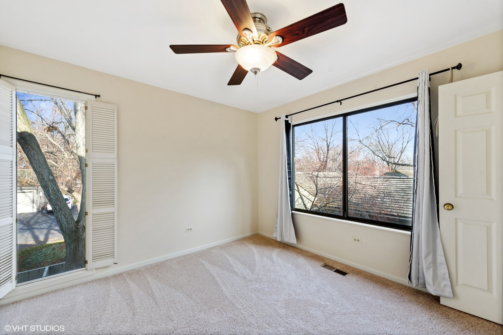 154 Timber Ridge Lane Lake Barrington, IL 60010 - Photo 17 of 26 an empty room with windows and fan