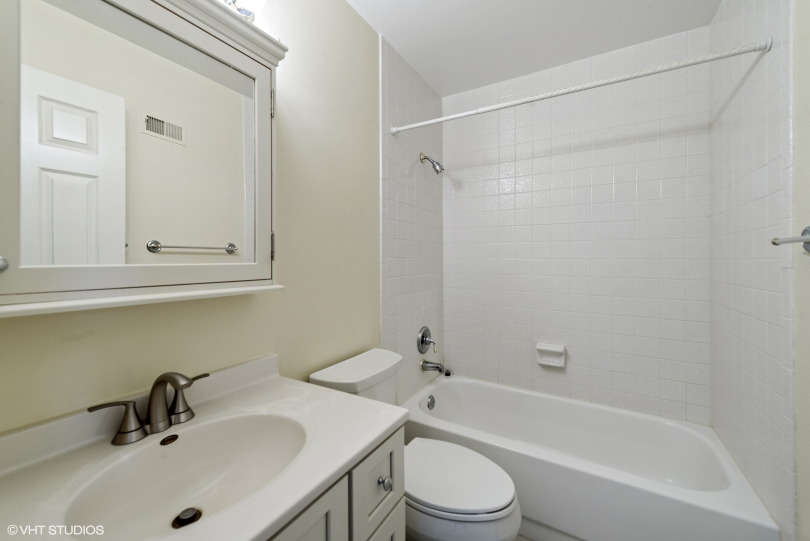154 Timber Ridge Lane Lake Barrington, IL 60010 - Photo 19 of 26 a bathroom with a sink a toilet and bathtub