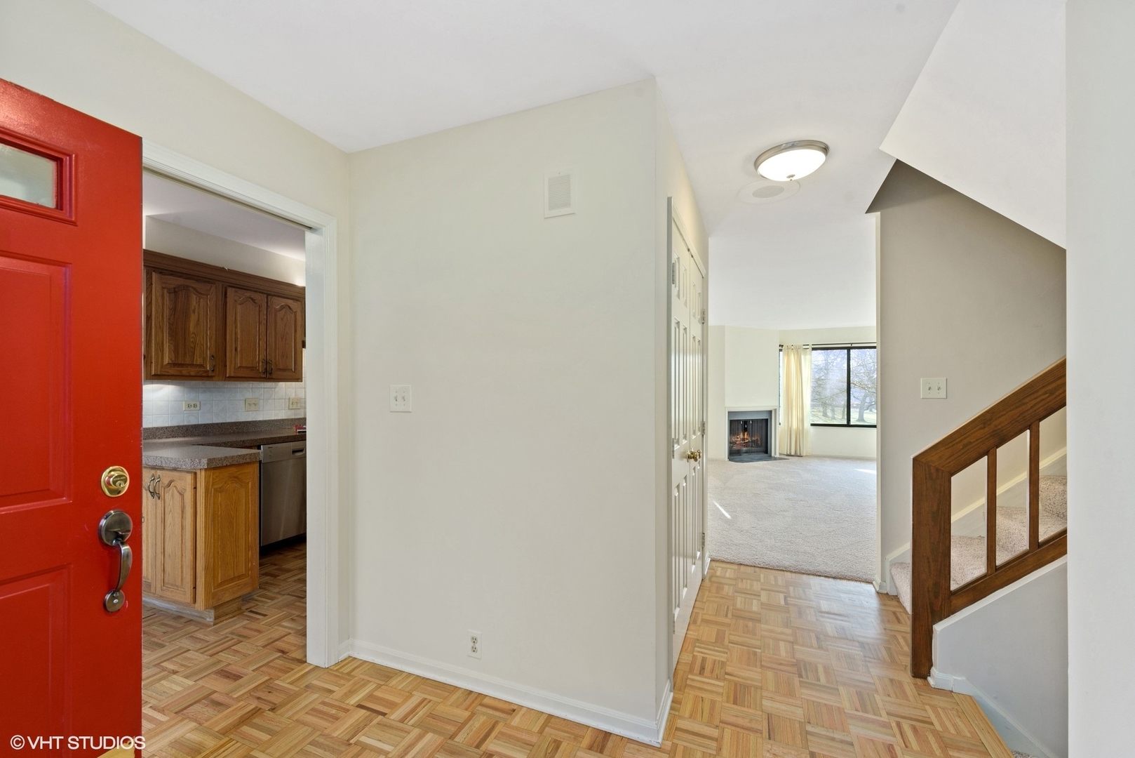154 Timber Ridge Lane Lake Barrington, IL 60010 - Photo 4 of 26 a view of an entryway and livingroom