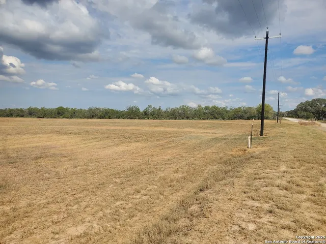 $80,000 | 978 County Road 1670, Moore, TX 78057