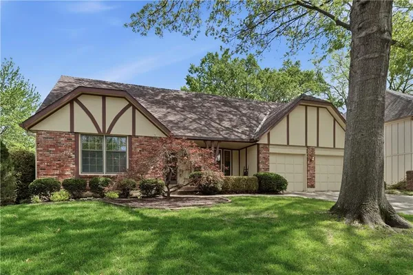 $400,000 | 10555 Gillette Street, Lenexa, KS 66215