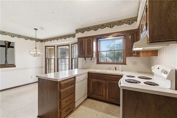 $400,000 | 10555 Gillette Street, Lenexa, KS 66215
