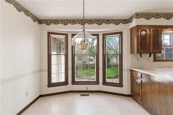 $400,000 | 10555 Gillette Street, Lenexa, KS 66215