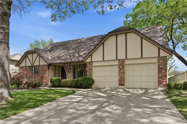 $400,000 | 10555 Gillette Street, Lenexa, KS 66215