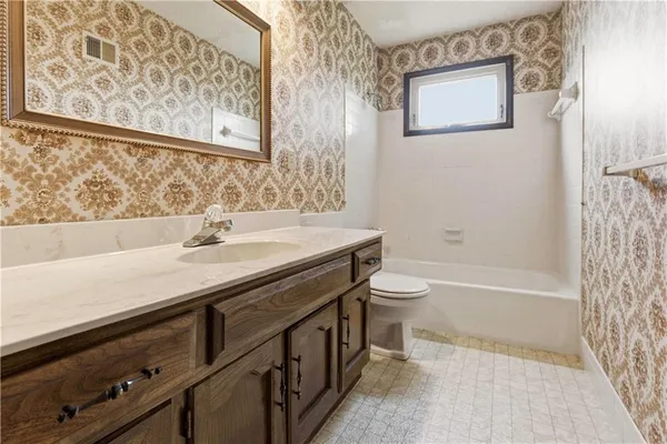 $400,000 | 10555 Gillette Street, Lenexa, KS 66215