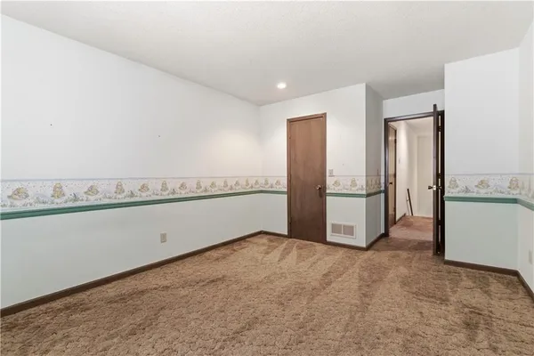 $400,000 | 10555 Gillette Street, Lenexa, KS 66215