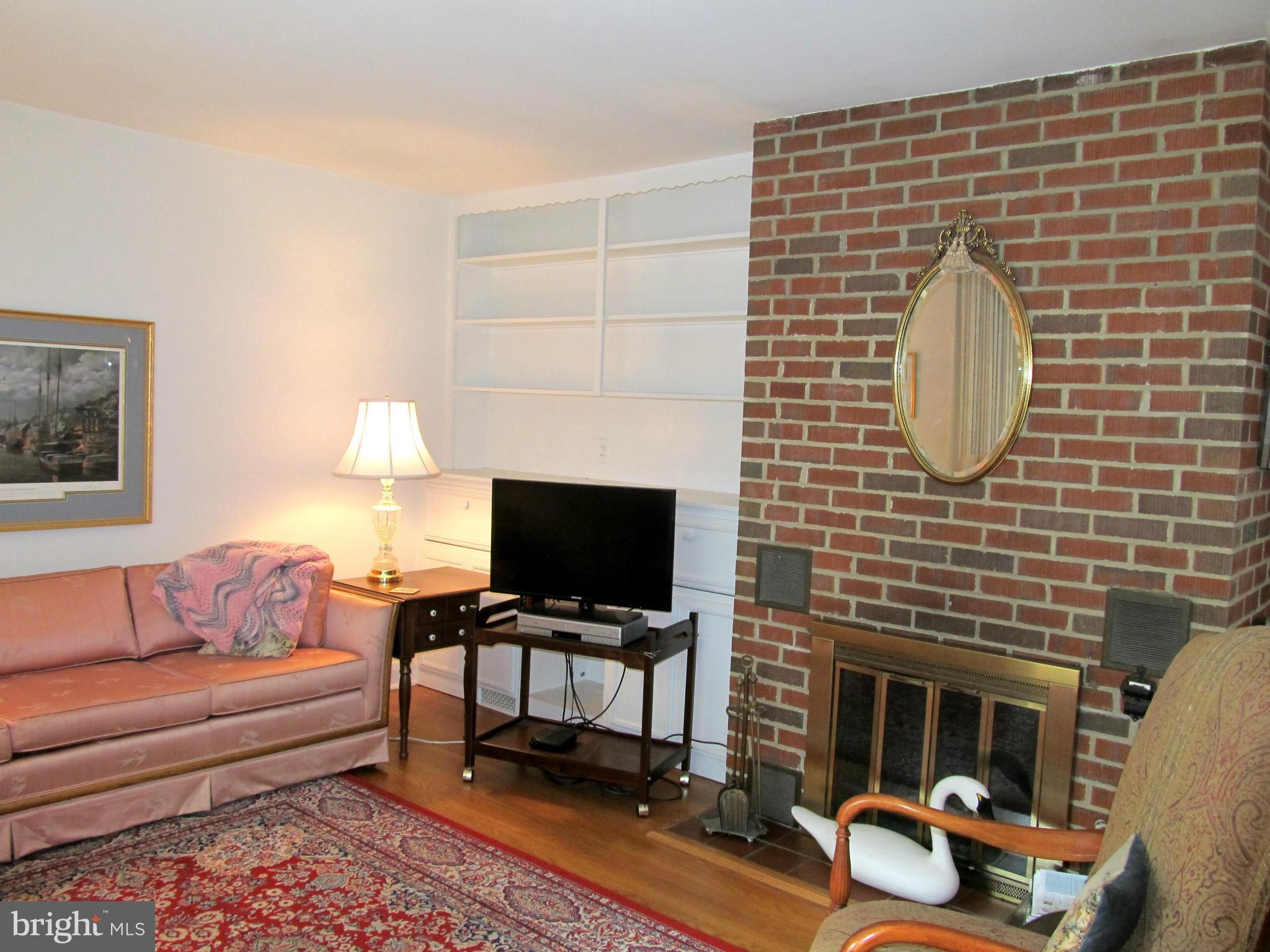 437 West Maple Road Linthicum Heights, MD 21090 - Photo 4 of 29 Living Room