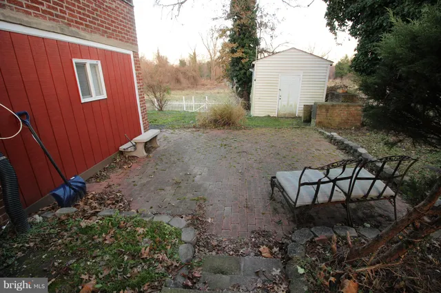 a view of a backyard