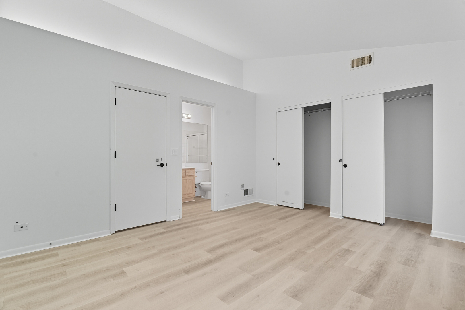 519 Woodcrest Drive, Unit 519 Mundelein, IL 60060 - Photo 12 of 21 a view of an empty room