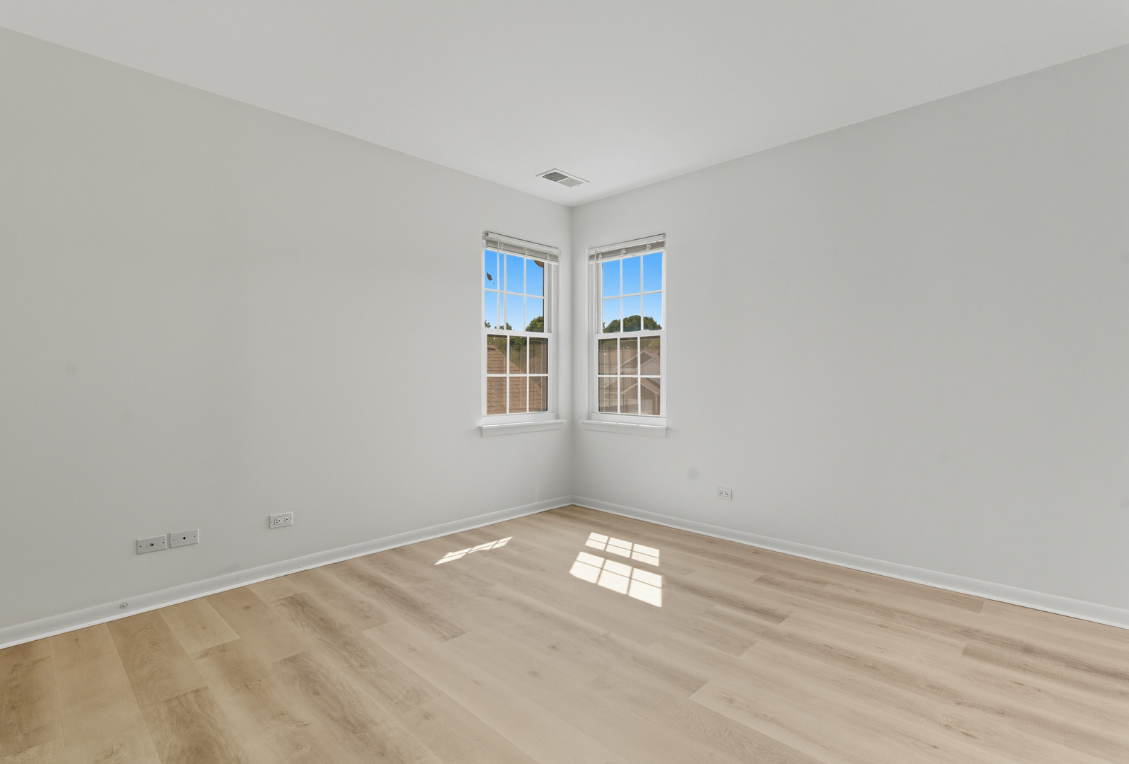 519 Woodcrest Drive, Unit 519 Mundelein, IL 60060 - Photo 14 of 21 an empty room with windows