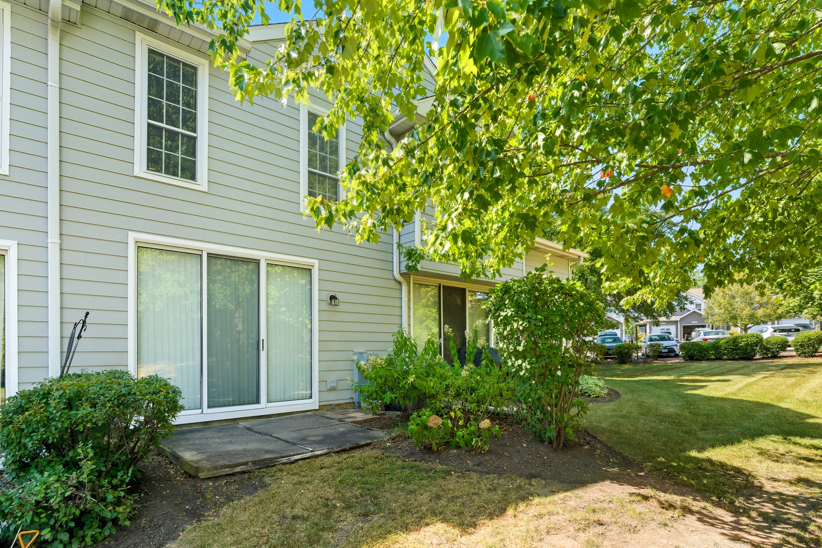 519 Woodcrest Drive, Unit 519 Mundelein, IL 60060 - Photo 21 of 21 a front view of a house with garden