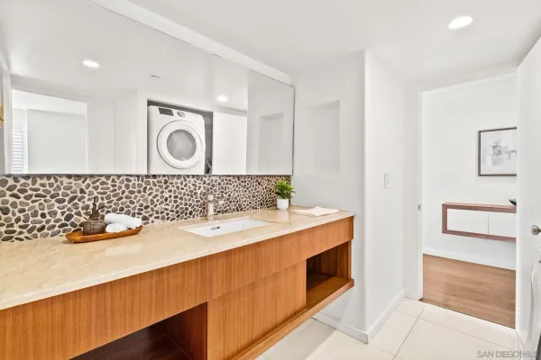 $825,000 | 2556 Navarra Drive, Unit C, Carlsbad, CA 92009