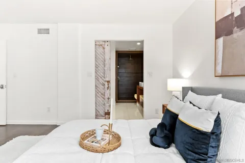 $825,000 | 2556 Navarra Drive, Unit C, Carlsbad, CA 92009