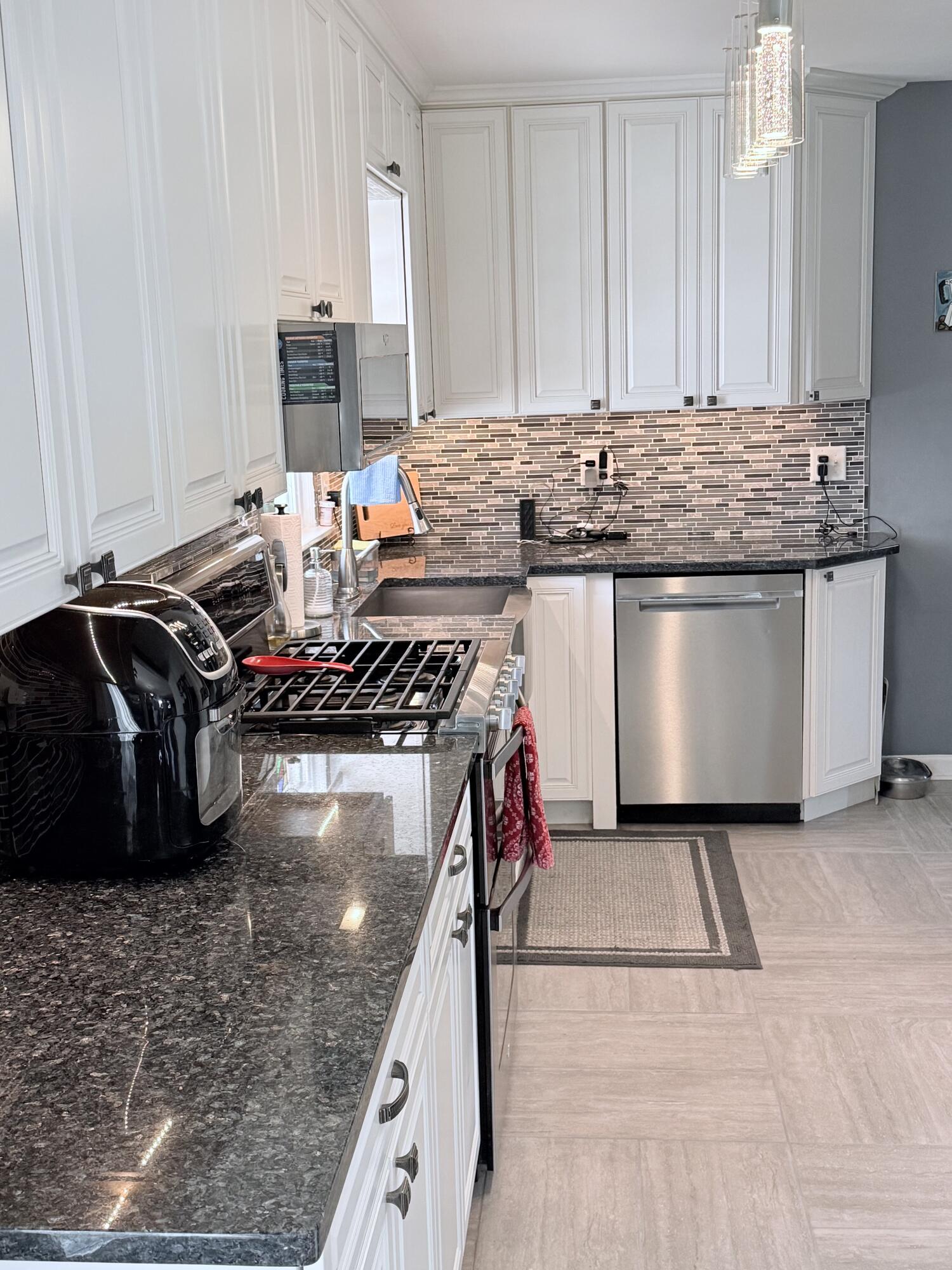 1826 26th Street Kenosha, WI 53140 - Photo 4 of 47 Kitchen