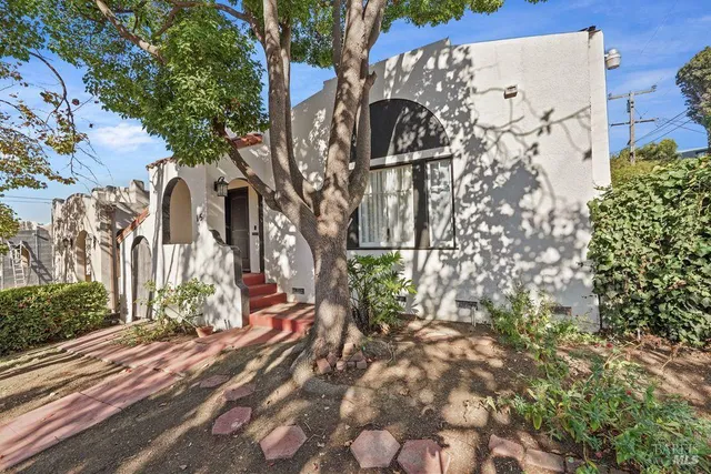 a view of a back yard