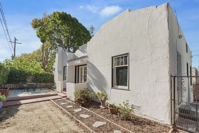 a view of a backyard