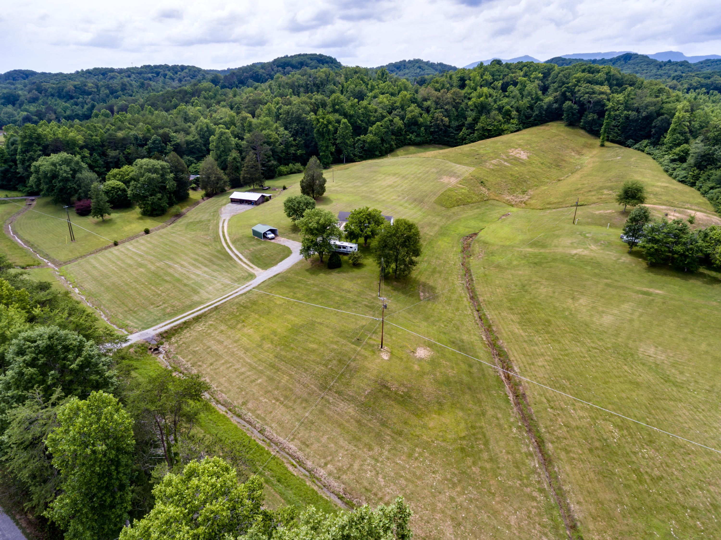 332 Batley Road Clinton, TN 37716 - Photo 3 of 40 003210619-1-332BatleyRdClintonTN-FULL SI