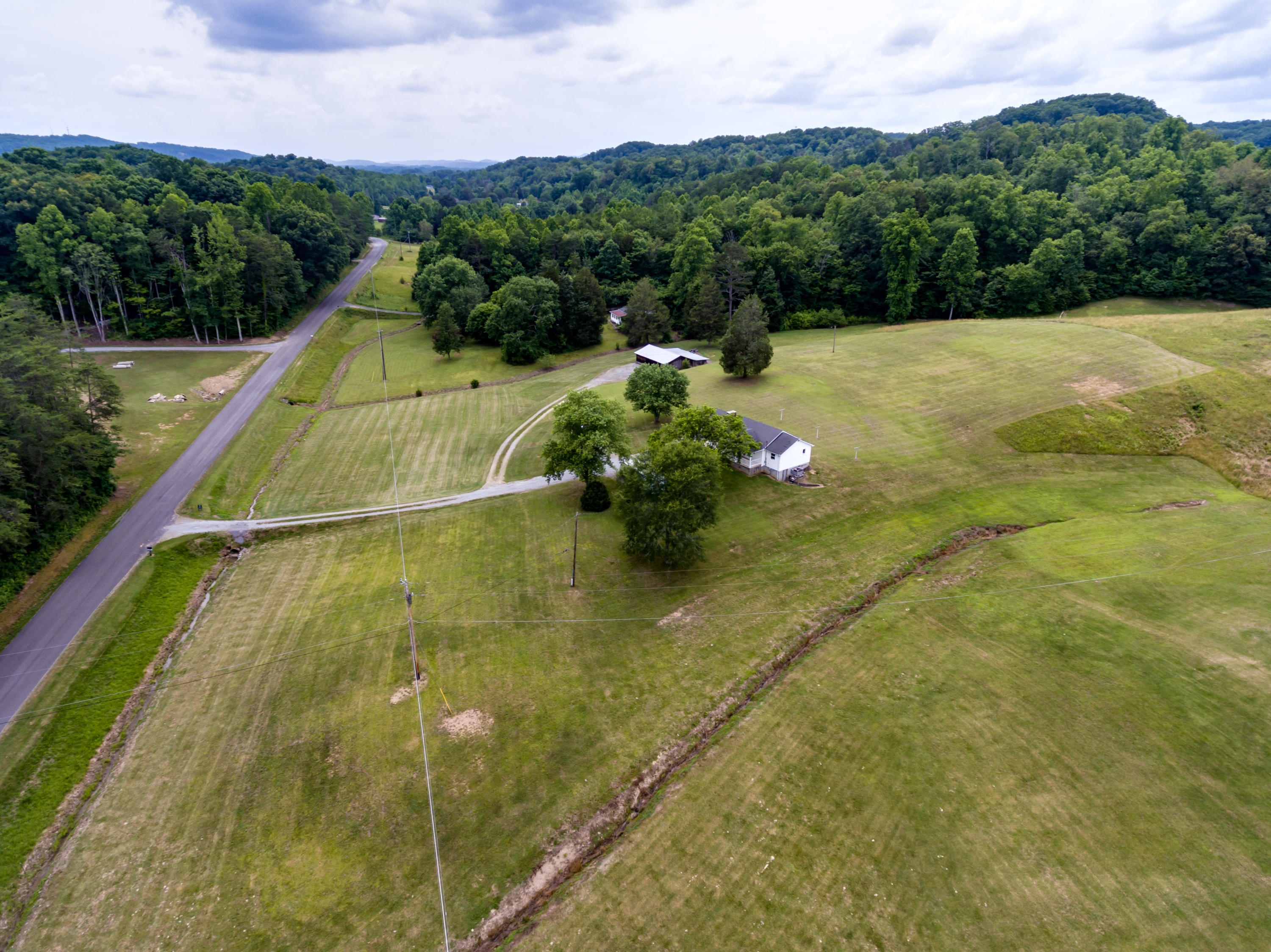 332 Batley Road Clinton, TN 37716 - Photo 4 of 40 004210619-1-332BatleyRdClintonTN-FULL SI