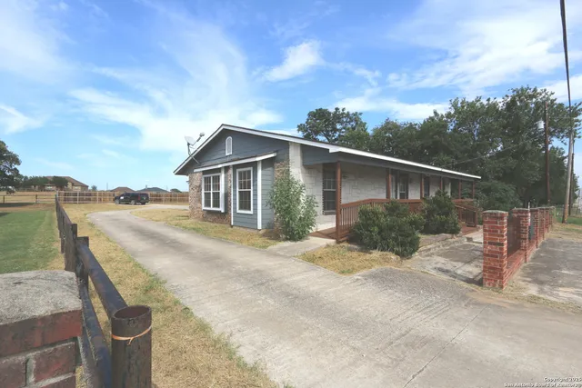 $1,950 | 511 Highway 123, Stockdale, TX 78160