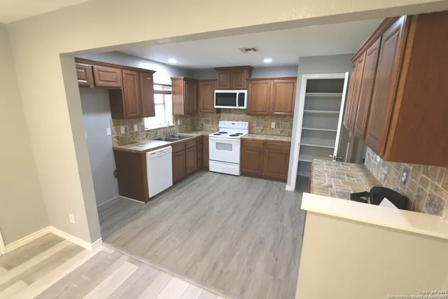 $1,750 | 511 Highway 123, Stockdale, TX 78160