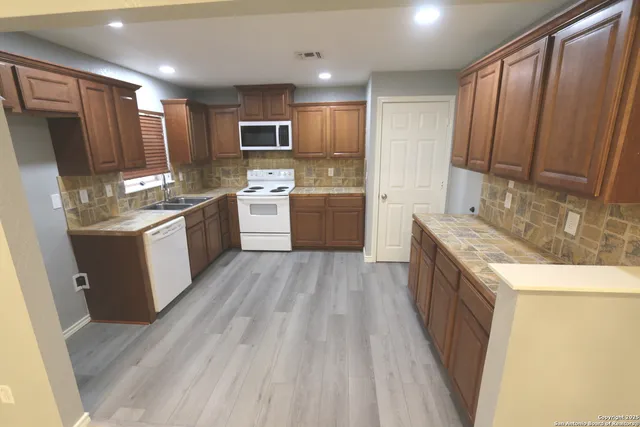 $1,950 | 511 Highway 123, Stockdale, TX 78160