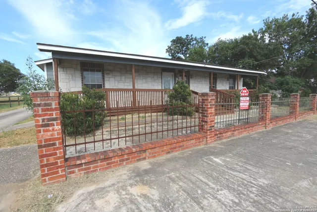 $1,750 | 511 Highway 123, Stockdale, TX 78160
