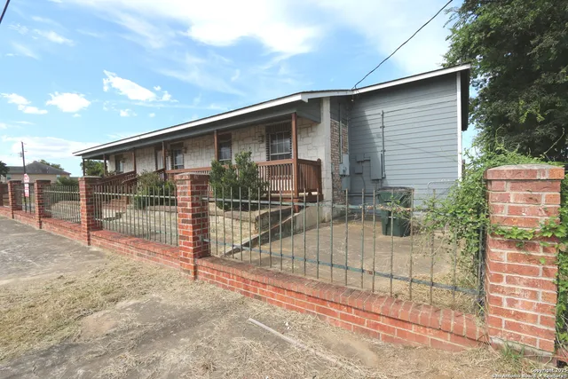 $1,950 | 511 Highway 123, Stockdale, TX 78160