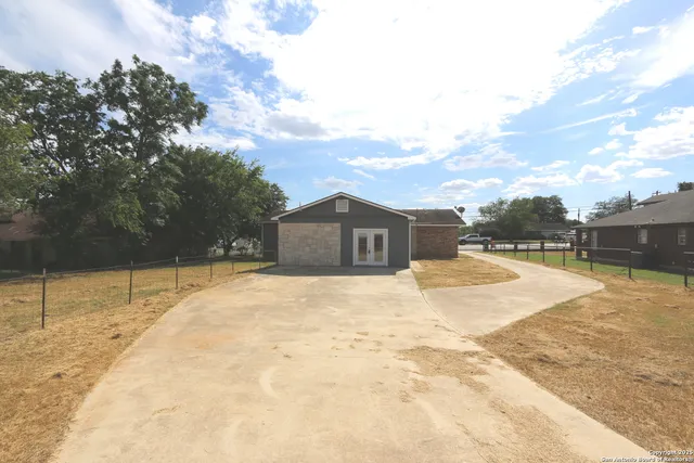 $1,750 | 511 Highway 123, Stockdale, TX 78160