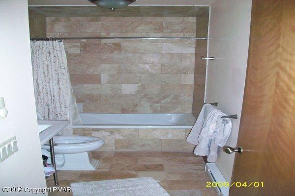 8 Red Spruce Road Pocono Pines, PA 18350 - Photo 4 of 9 1st floor bath