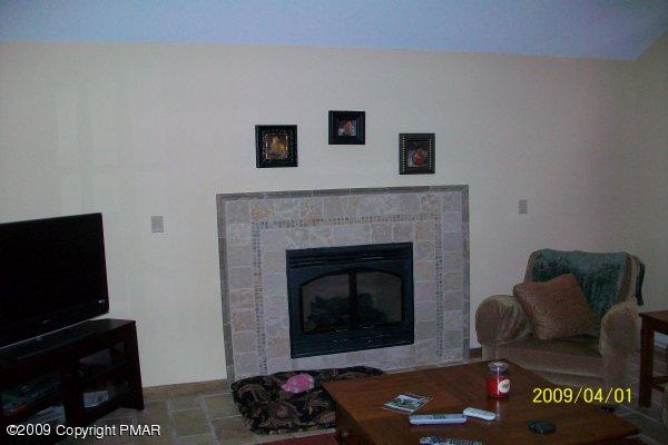 8 Red Spruce Road Pocono Pines, PA 18350 - Photo 6 of 9 family room